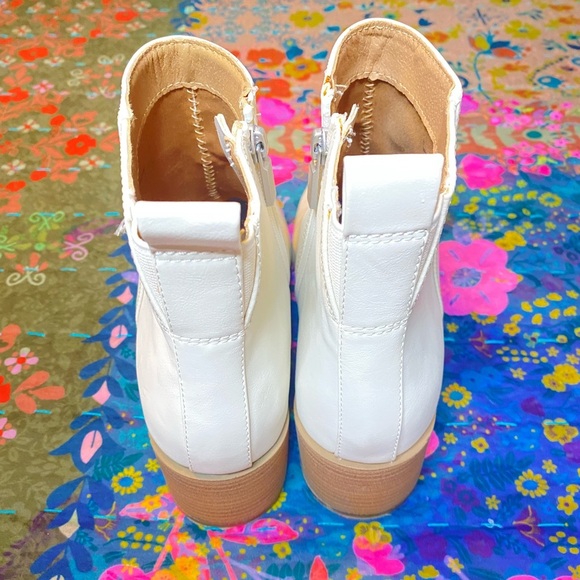 Universal Thread Women's Cream Ankle Boots size 9 - Picture 4 of 4